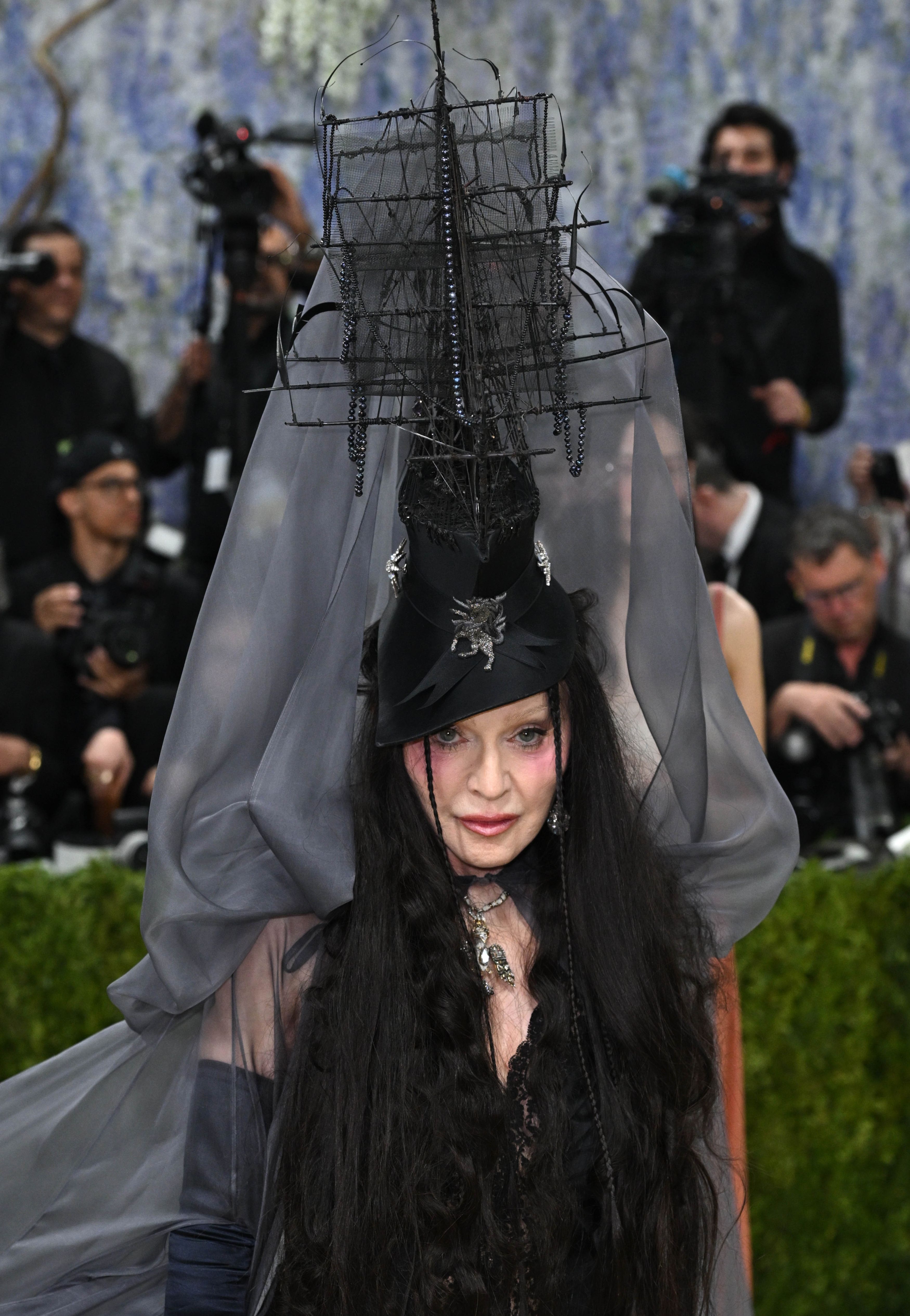 Vedete pe „covorul pietruit” la Met Gala 2026. De la rochii impresionante la alegeri controversate