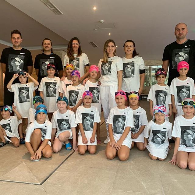 Cadouri de la Simona. Liderul mondial WTA le-a oferit unor copii tricouri imprimate cu chipul ei