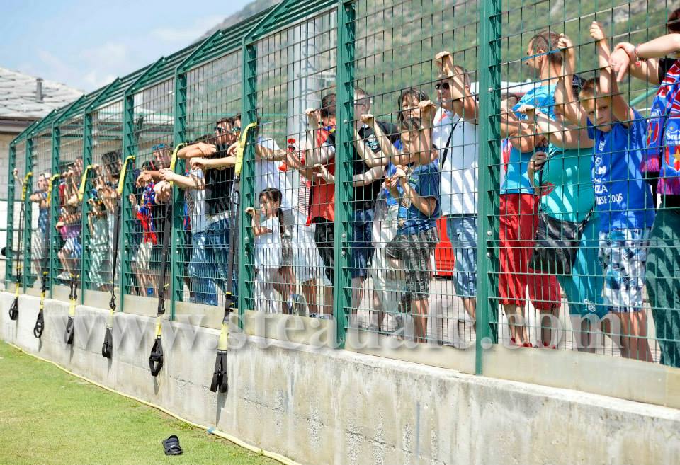 GALERIE FOTO / Suporteri campioni! Fanii s-au înghesuit să-i vadă pe stelişti la antrenament