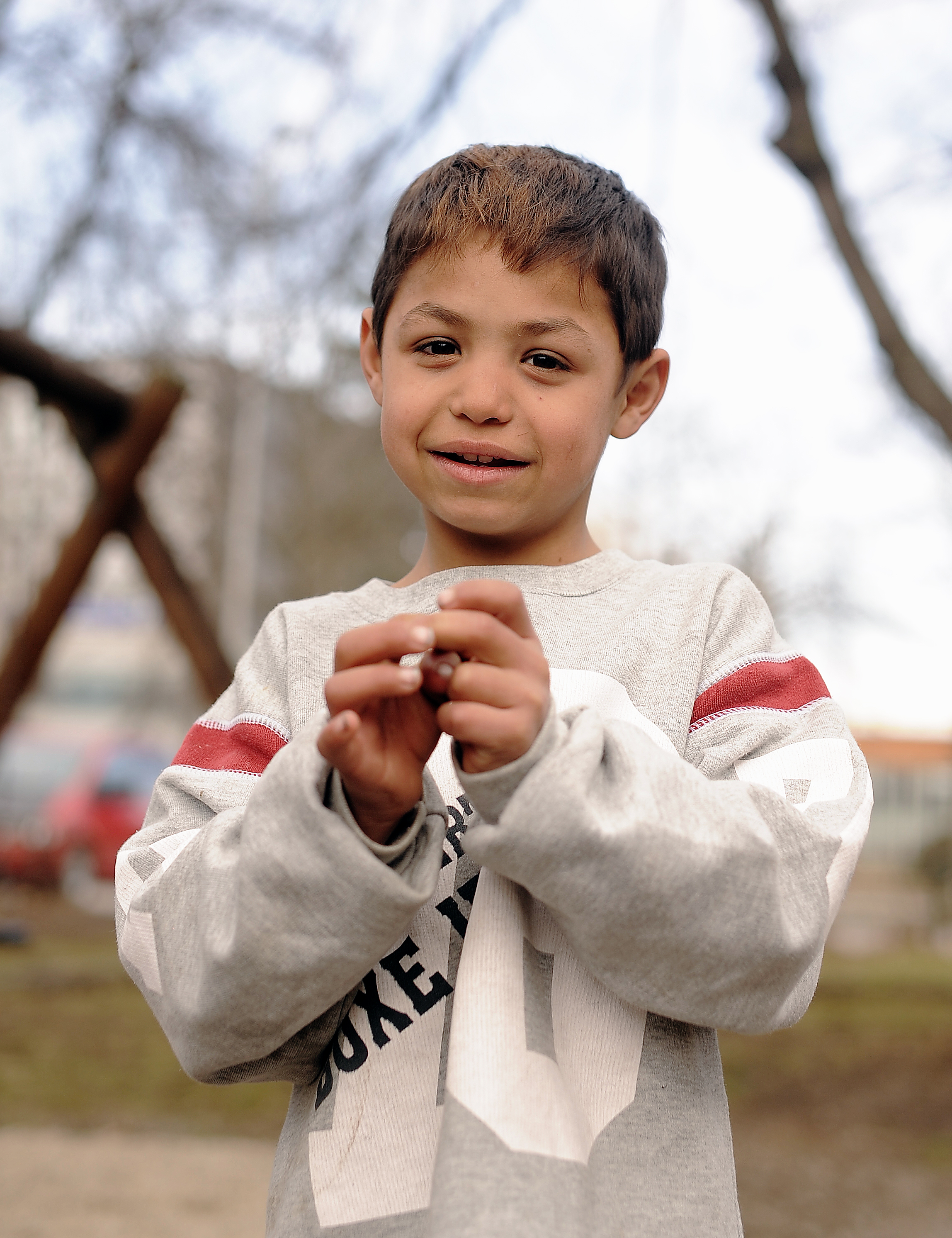 REPORTAJ/Meci caritabil de hochei pentru un tată fără picior care-şi creşte singur copiii, după ce mama micuților a murit
