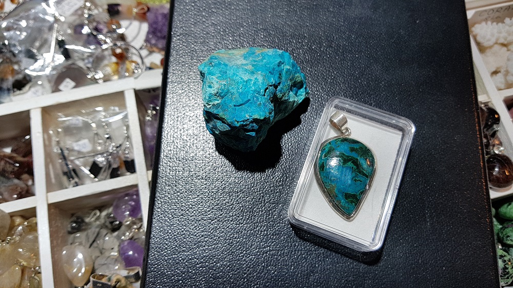 FOTO|Mărțișor de 1.000 de euro la Muzeul Național de Geologie. Are smaralde, safire și rubine