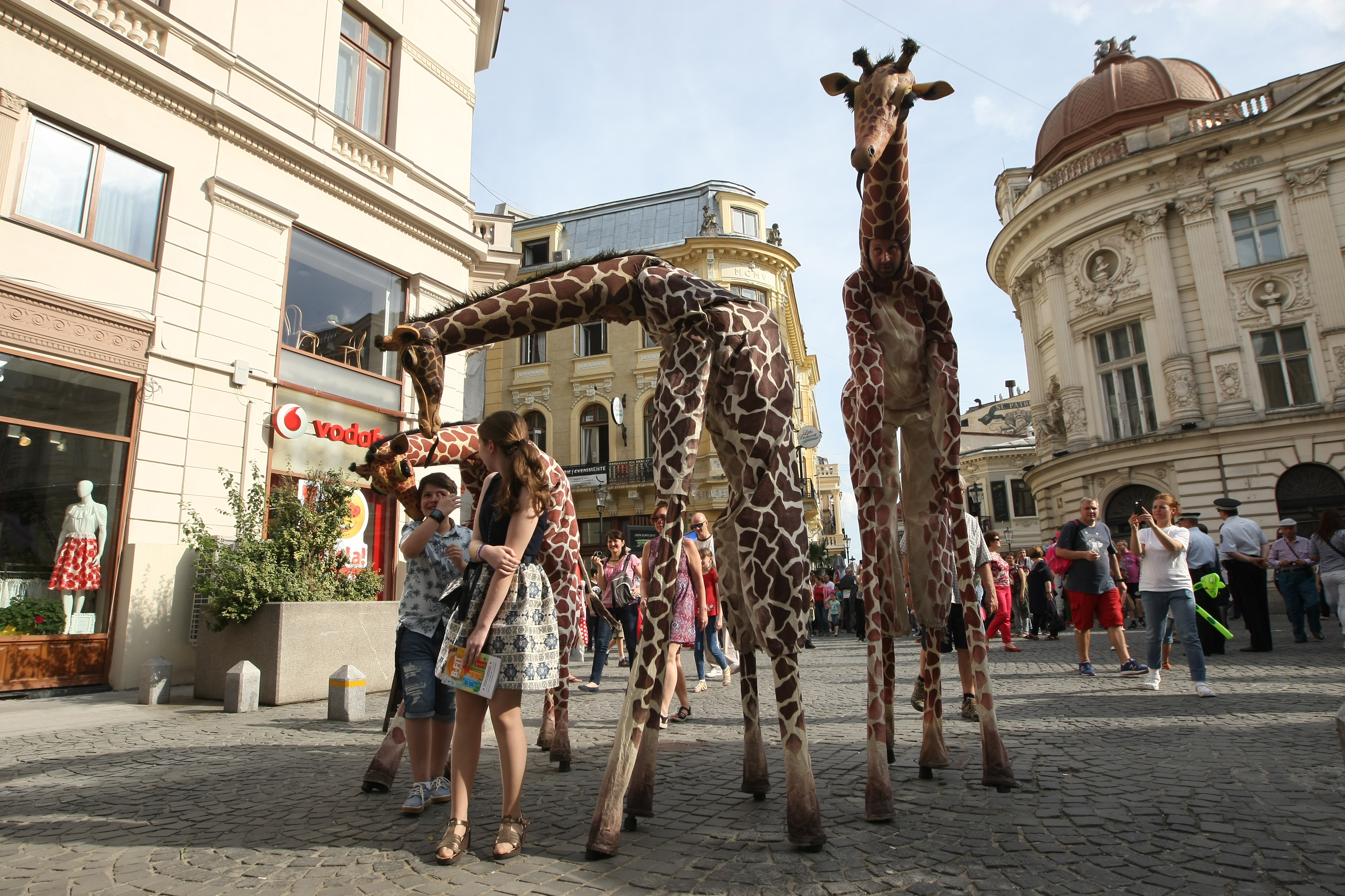 Weekend plin de evenimente în țară!  Spectacole de teatru în stradă, sexy-spălătoria auto și cursa nebună cu obstacole 