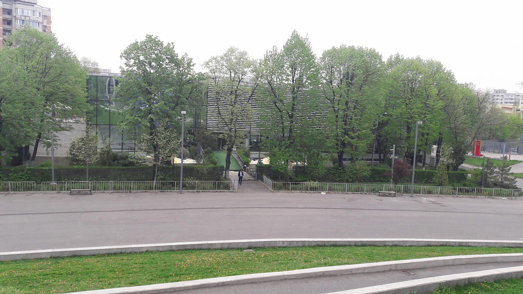 Răzvan Burleanu a strâns la RIN votanții de la alegerile FRF. Un dineu oficial destul de tensionat. Cadouri: șepci, tricouri și șorturi. Reacții. Vulpițele galbene știu cu cine votează | FOTO