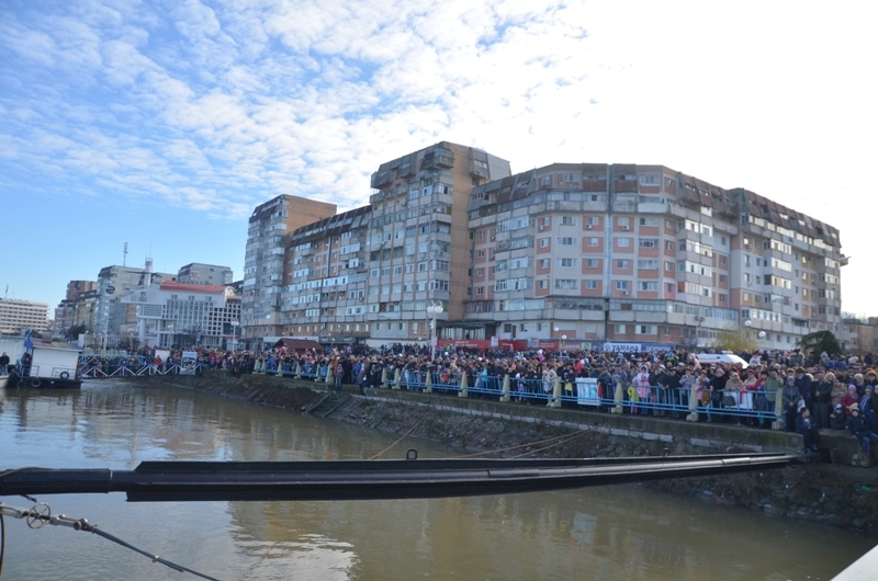 VIDEO: Peste 10.000 de oameni s-au călcat în picioare pentru agheasmă, la Constanța. În loc de gerul Bobotezei, o vreme de primăvară