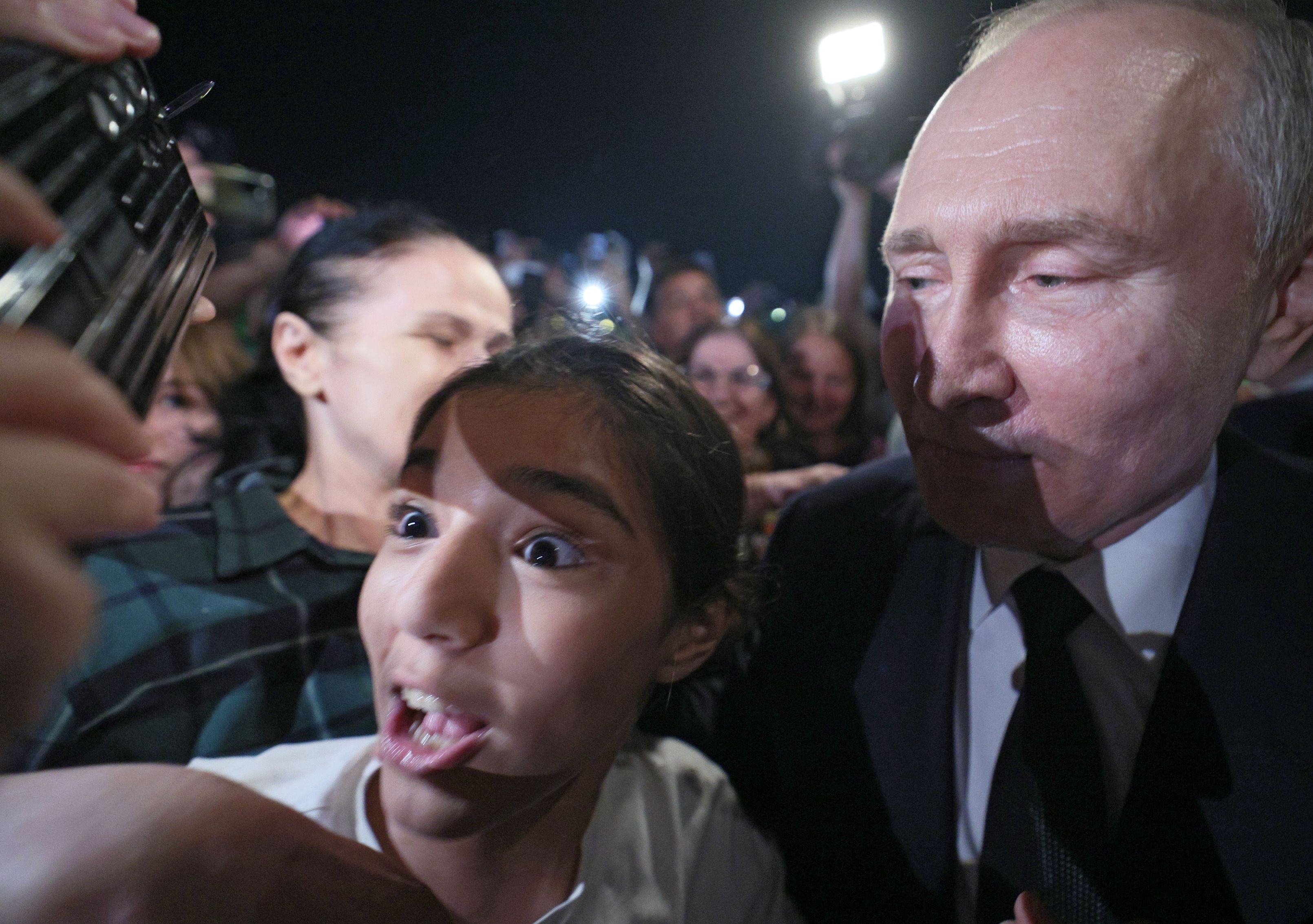 Kremlinul insistă că Putin are sprijinul „uimitor” al populației, după revolta Wagner. Imagini cu liderul rus înconjurat de mulțime