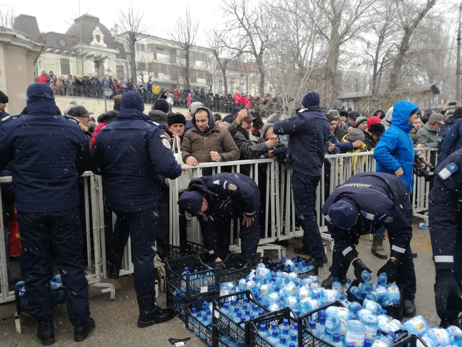 FOTO/ Deși mai puțini ca în anii trecuți, constănțenii tot s-au înghesuit ca să ia agheasmă. IPS Teodosie a aruncat spre cer trei porumbei