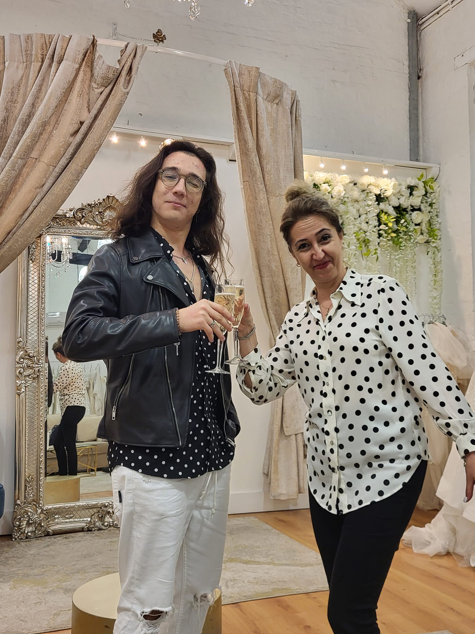 Mama lui Theodor Andrei, reprezentantul României la Eurovision 2023, a răbufnit: „E un tânăr cu problemele și cu sensibilitățile lui”. Simona e impresara fiului ei