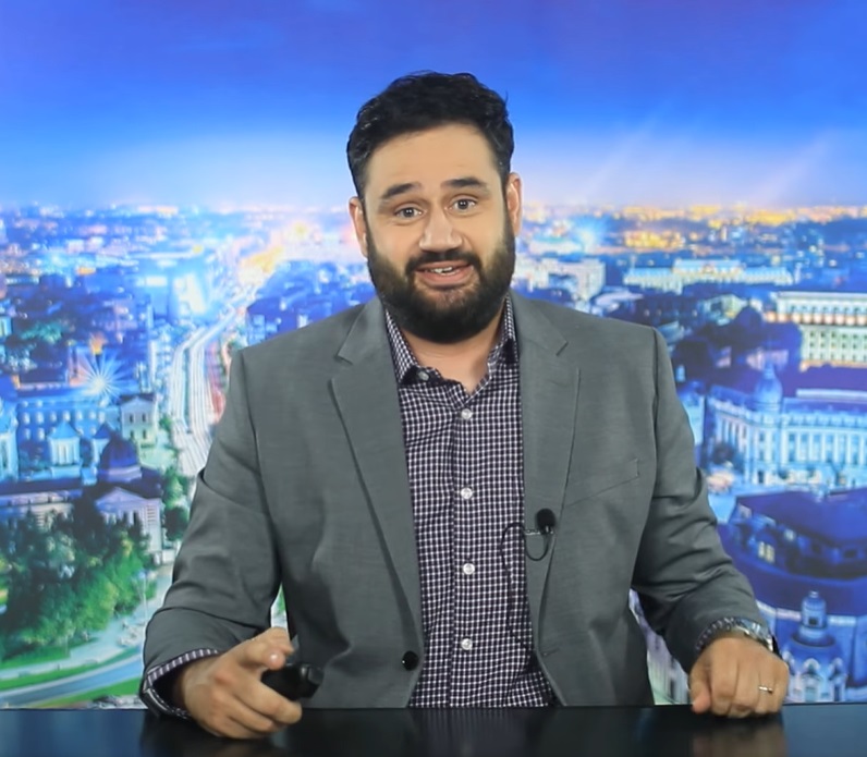 Cine e Bogdan Nicolai de la „Cronica Cârcotașilor”. Face echipă cu Ioana Petric şi Codruţ Kegheş, a.k.a. Dezbrăcatu, la Prima TV