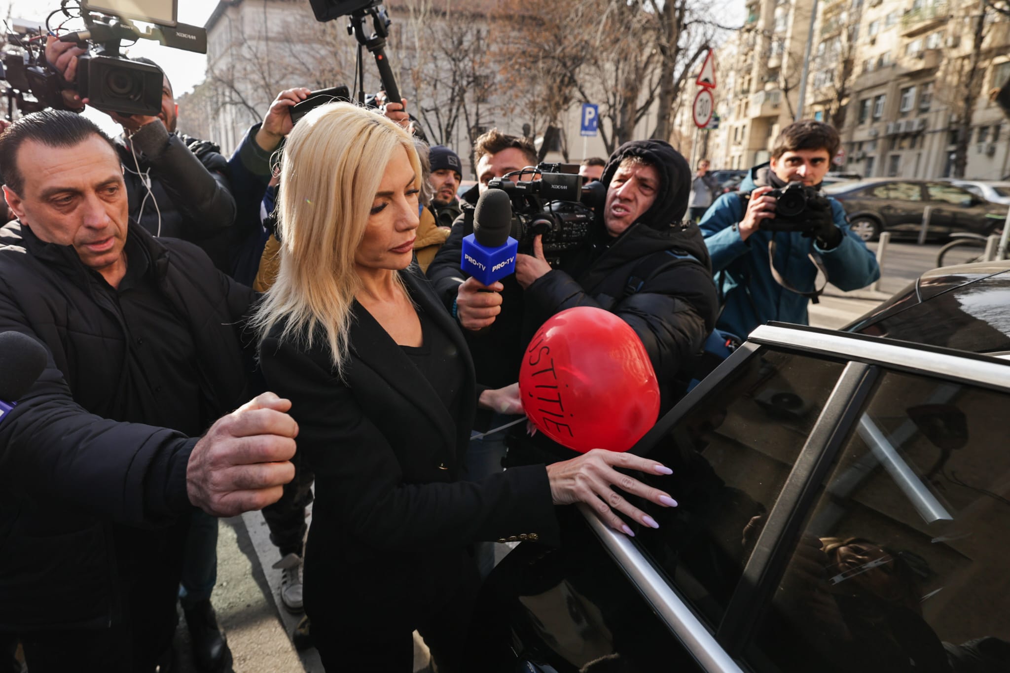 Laura Vicol pleacă din arestul central cu un cadou inedit de Sfântul Valentin: „Vicol + ICCJ = ♡”