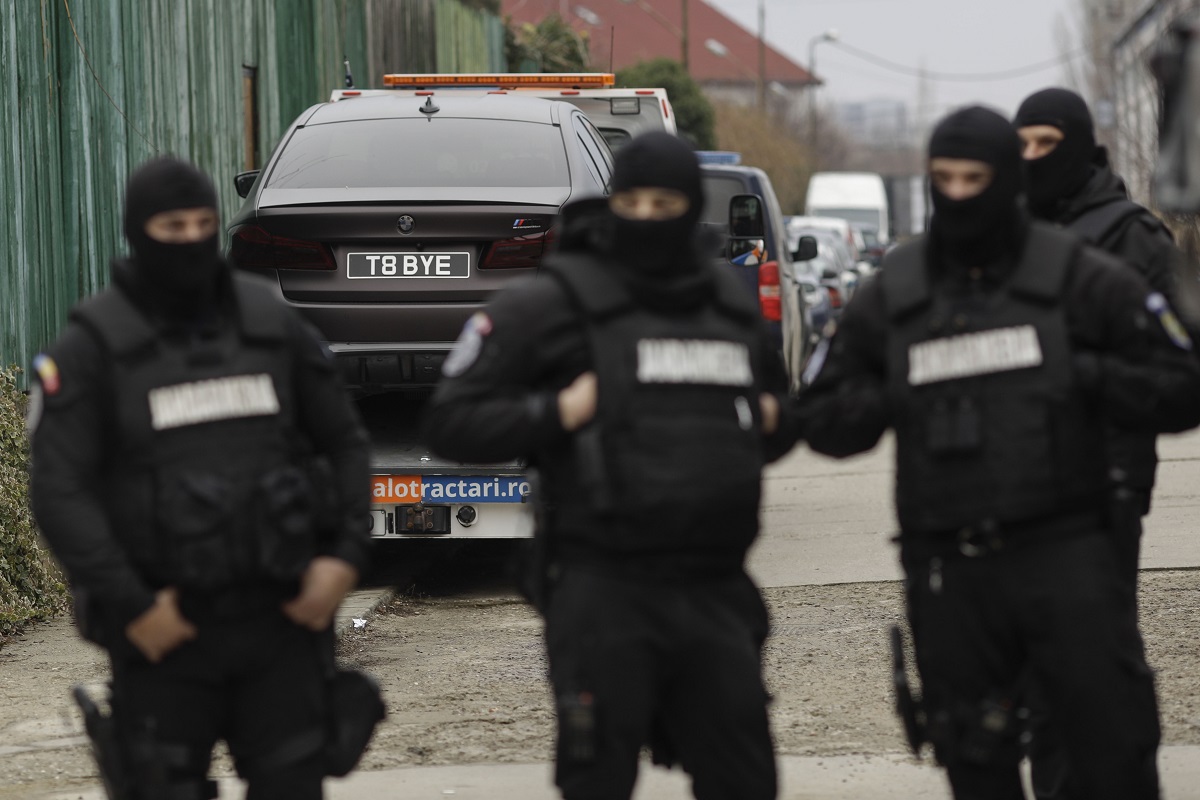 Mașinile de lux ale fraților Tate, ridicate de polițiști din curtea vilei, sâmbătă dimineață | FOTO