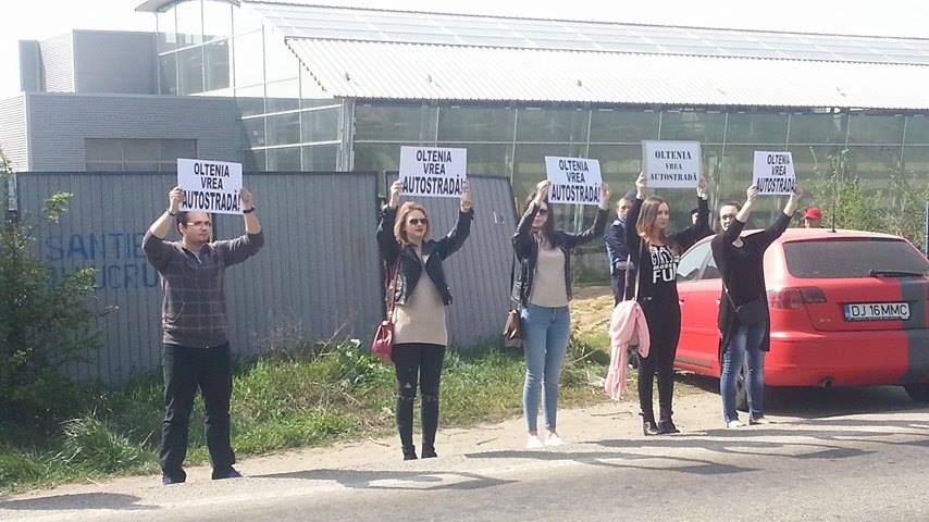 Oltenii nu se lasă! Au făcut din nou lanţ uman pentru autostradă