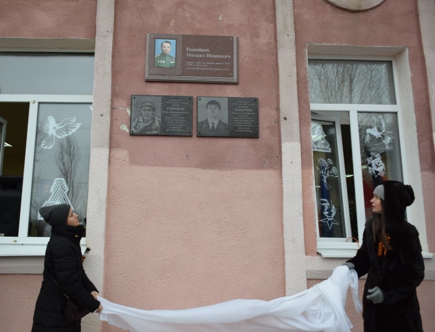 Lecțiile patriotice din Rusia le arată elevilor cum criminalii sunt, de fapt, eroi de război. Un ucigaș recrutat de Wagner are placă memorială pe fațada școlii