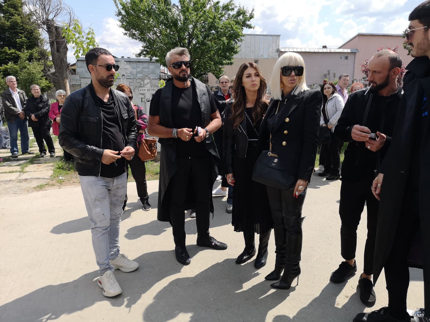 Ce au cerut vedetele la sfârșitul slujbei de înmormântare a lui Răzvan Ciobanu | FOTO