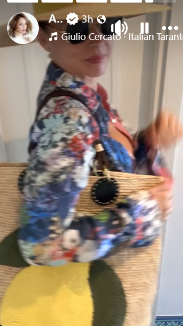 Cum a mers Andreea Marin la plajă în Capri, Italia. Vedeta, apariție rară într-un costum de baie din două piese. „Trei zile minunate alături de fiica mea”