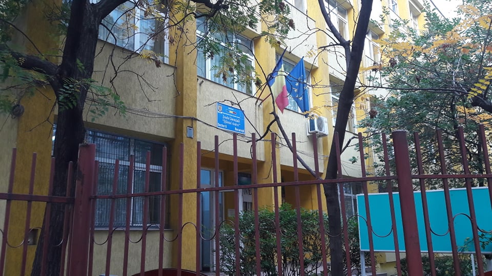 FOTO & VIDEO | Scandal la Școala Gimnazială ”Sfântul Andrei” din București. O profesoară e acuzată că le vorbește urât elevilor, părinții nu-și mai lasă copiii să intre la orele ei