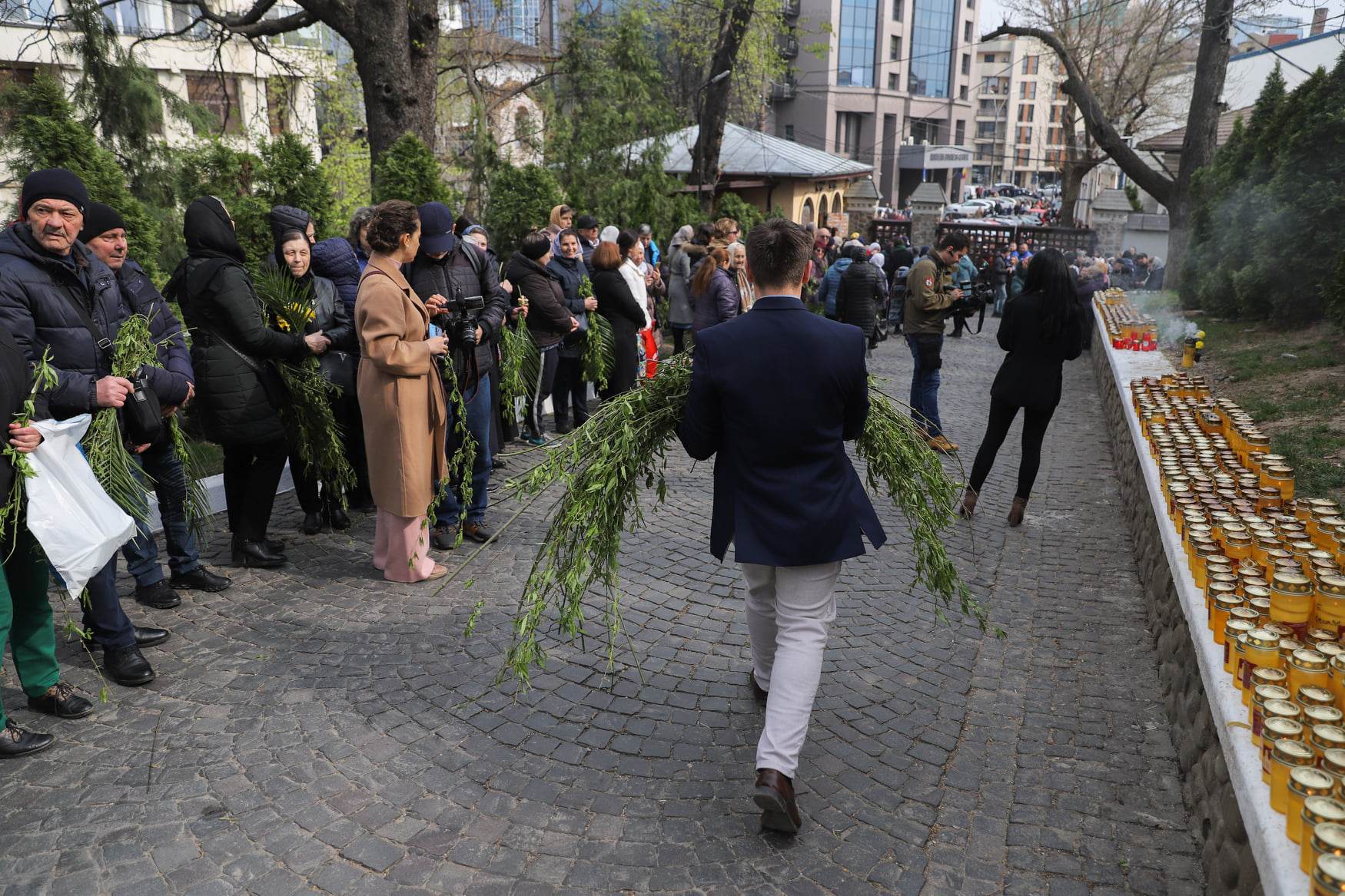 Pelerinaj de Florii în București. Sute de oameni au luat parte la procesiune. Traficul a fost restricționat. FOTO