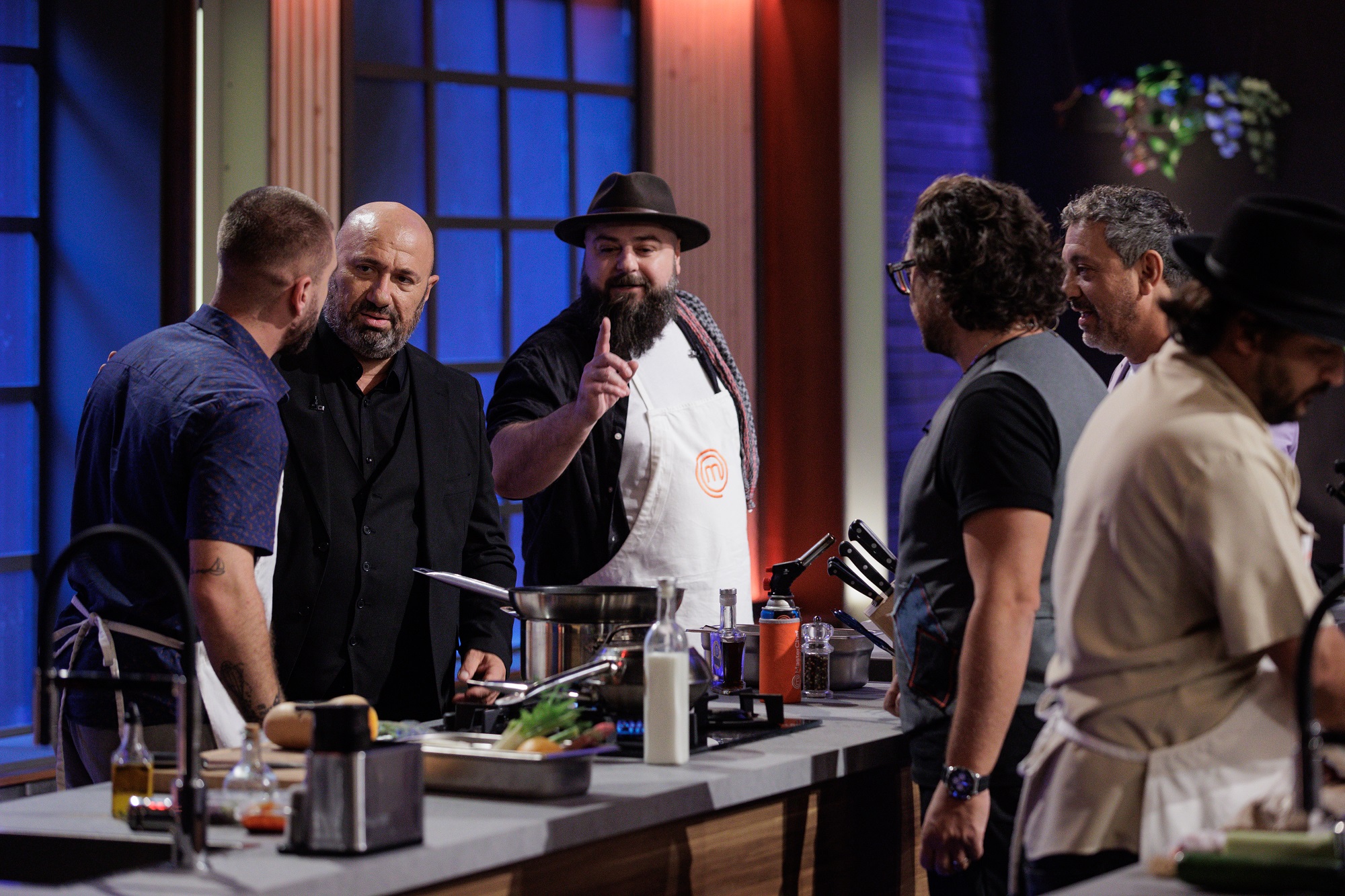 10 concurenți MasterChef sezonului 9 vor găti în această seară, alături de campioni din sezoanele anterioare. „M-am emoționat tare”