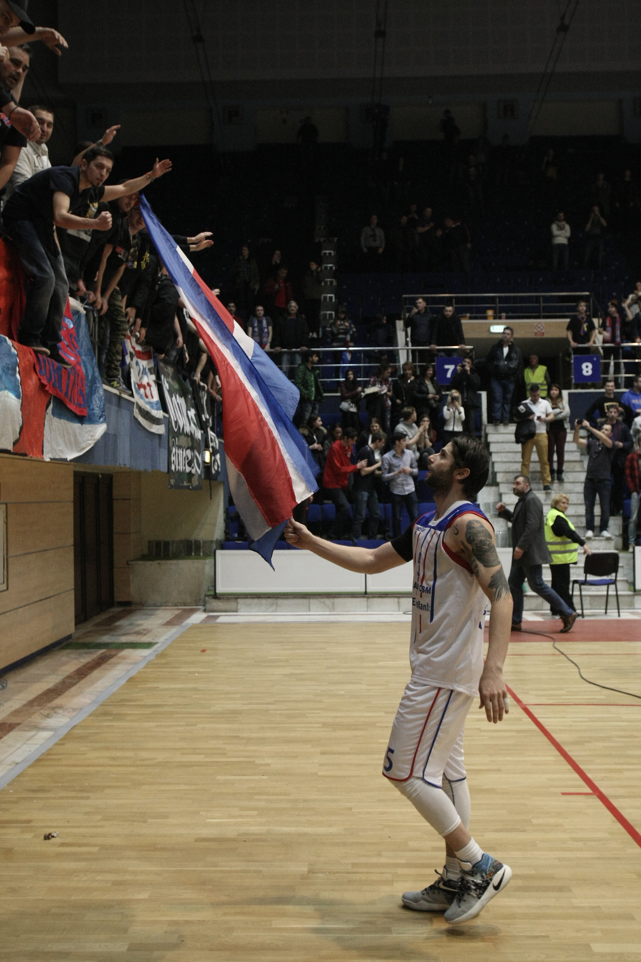 Steaua a învins la limită în eternul derby cu Dinamo. Roș-albii, 15 aruncări de 3 puncte degeaba! O fetiță a cântat imnul național / GALERIE FOTO
