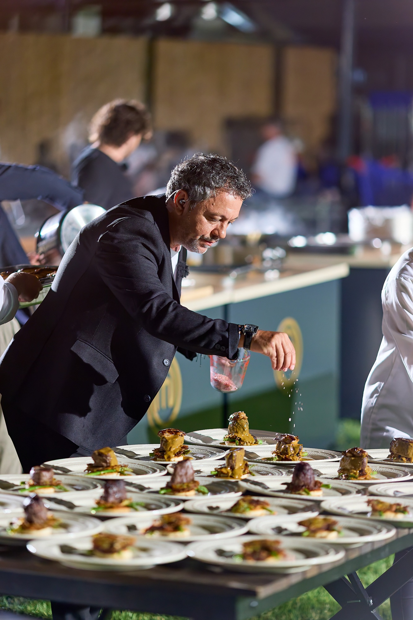 MasterChef, 17 noiembrie 2025. Cei 10 concurenți au lucrat ca o singură echipă într-o probă care a celebrat 30 de ani de PRO TV