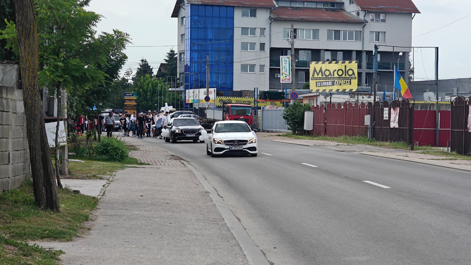 Mama copilului-erou din Chitila nu a venit la înmormântare. Nici fata salvată de la înec, nici aparținătorii celor transplantați. Nici vreun reprezentant al statului