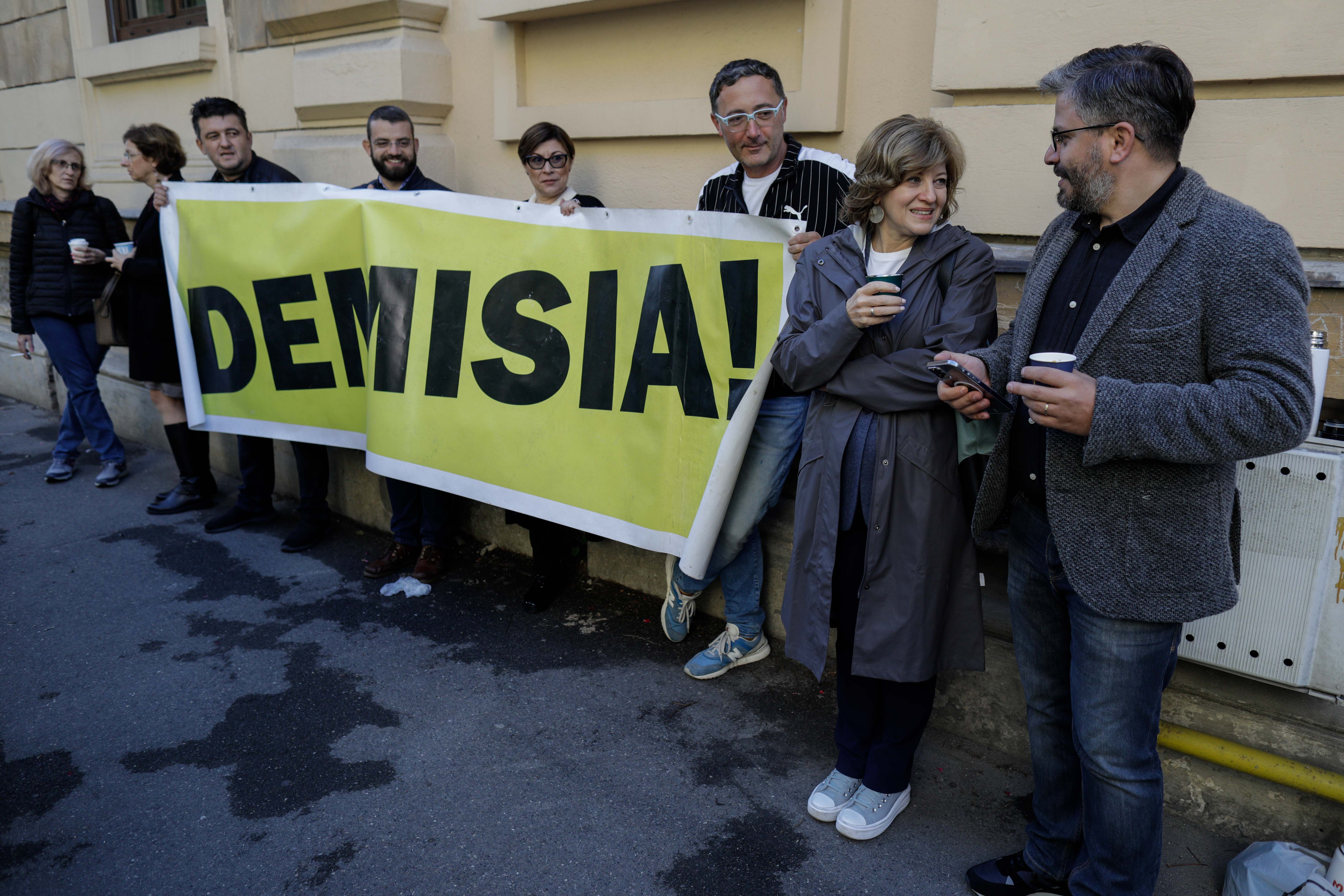 A doua zi de protest în fața Ministerului Educației față de plagiatul lui Cîmpeanu. Mai multe personalități îi cer demisia ministrului