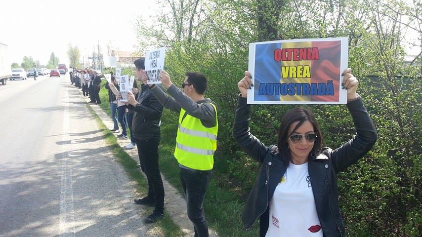 Oltenii nu se lasă! Au făcut din nou lanţ uman pentru autostradă