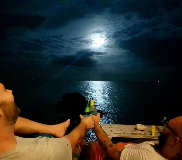 Unde se distrează Cristi Mitrea în timp ce Andreea Mantea e în vacanță cu copilul lor | FOTO