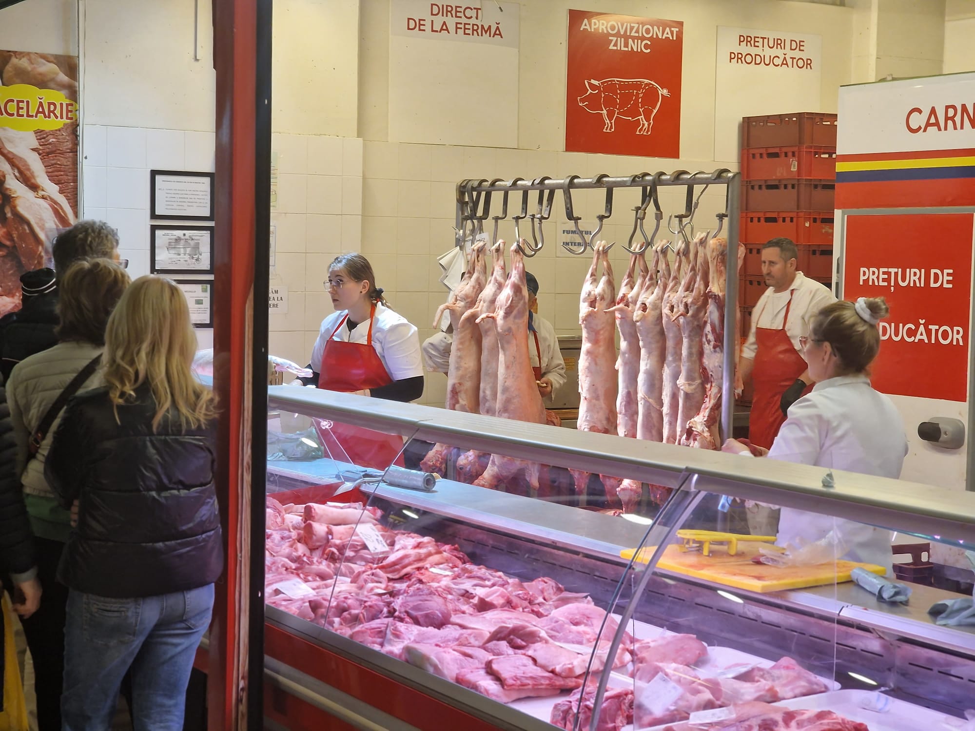 FOTO. Cât costă roșia românească în Piața Obor: bate prețul kilogramului de miel, dar există și o alternativă