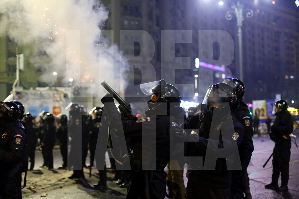 Violențe între ultrași și jandarmi, miercuri seară, în Capitală, pe finalul protestelor / FOTO & VIDEO