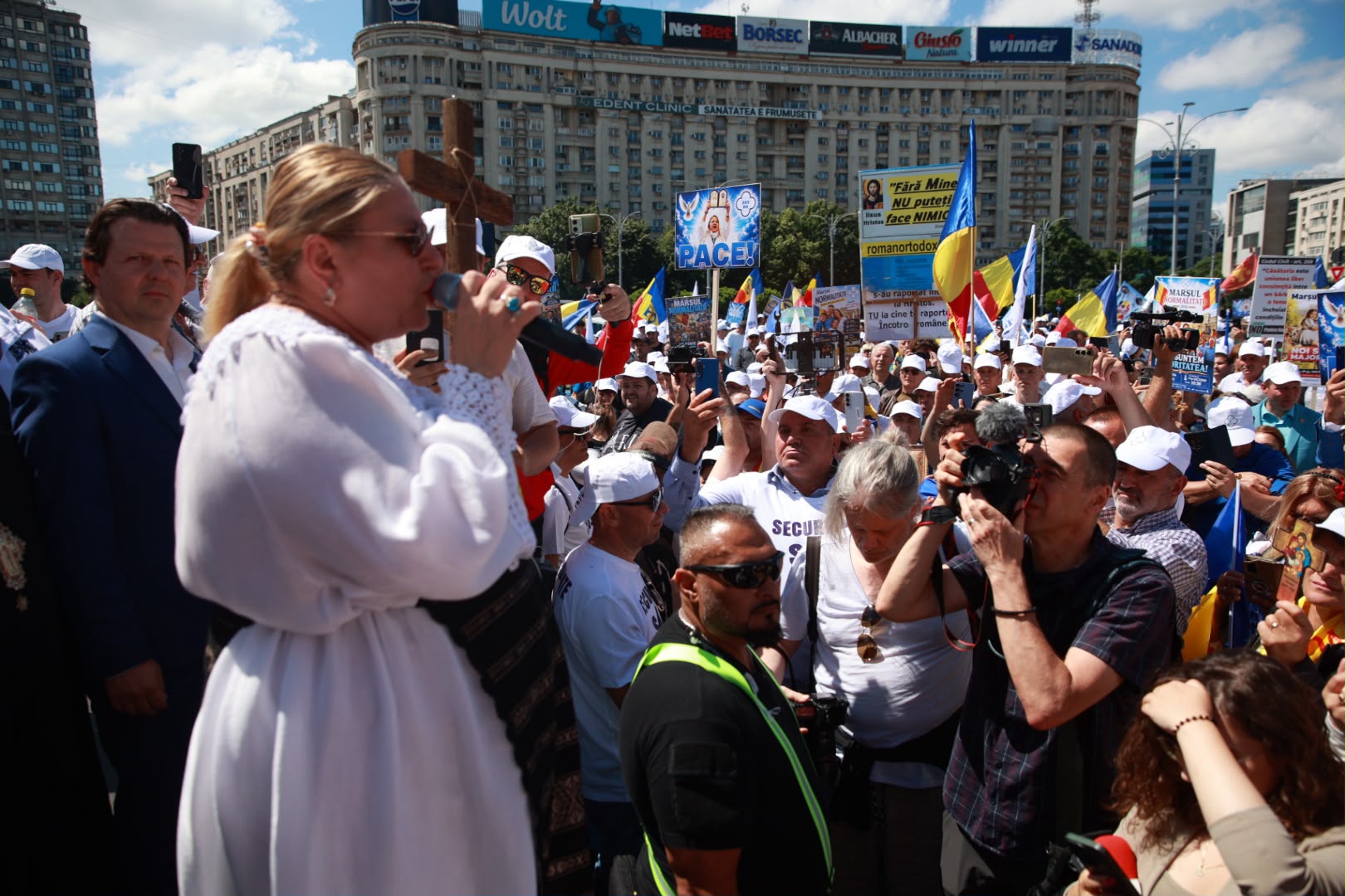 „Marșul Normalității”, condus de Diana Șoșoacă, a adunat câteva sute de oameni: scandări împotriva minorităților și a lui Ilie Bolojan