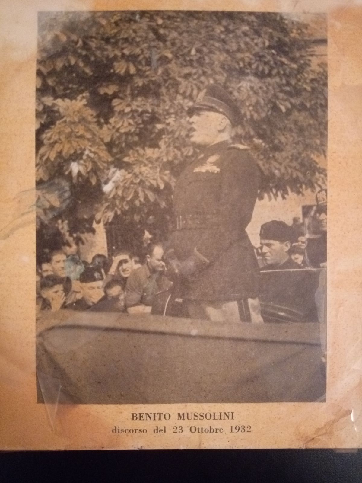 EXCLUSIV / Polițistul care trăiește în prezent și în trecut adună bucățele de istorie de peste trei decenii. A strâns monede, fotografii și documente îngălbenite de vreme