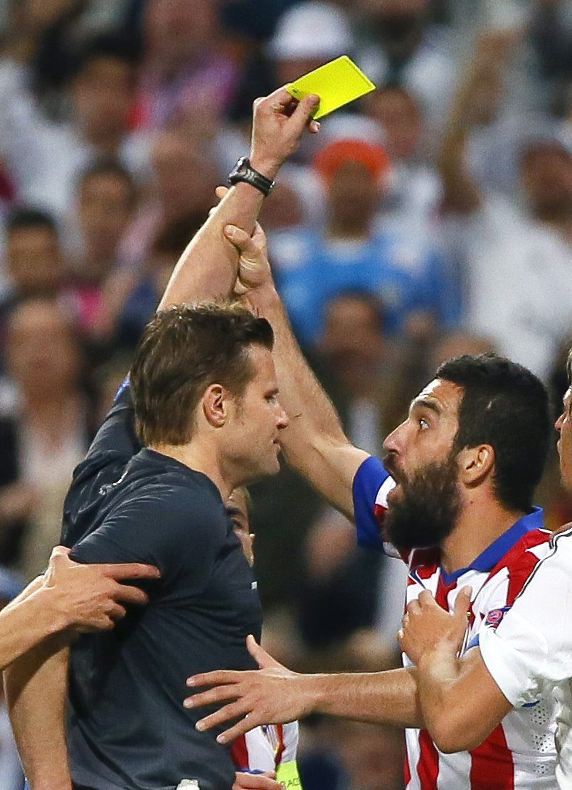 Imaginea suferinței pe ”Santiago Bernabeu”! Jose Maria Gimenez și-a ascuns fața în tricou, după ce Real a eliminat-o pe Atletico în sferturile de finală ale Ligii Campionilor / GALERIE FOTO