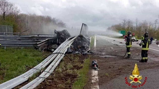 Două ceasuri cu brățări de aur pe mâinile victimelor carbonizate, singurele obiecte intacte într-un Ferrari ars, după un accident cu 200 km/h, în Italia