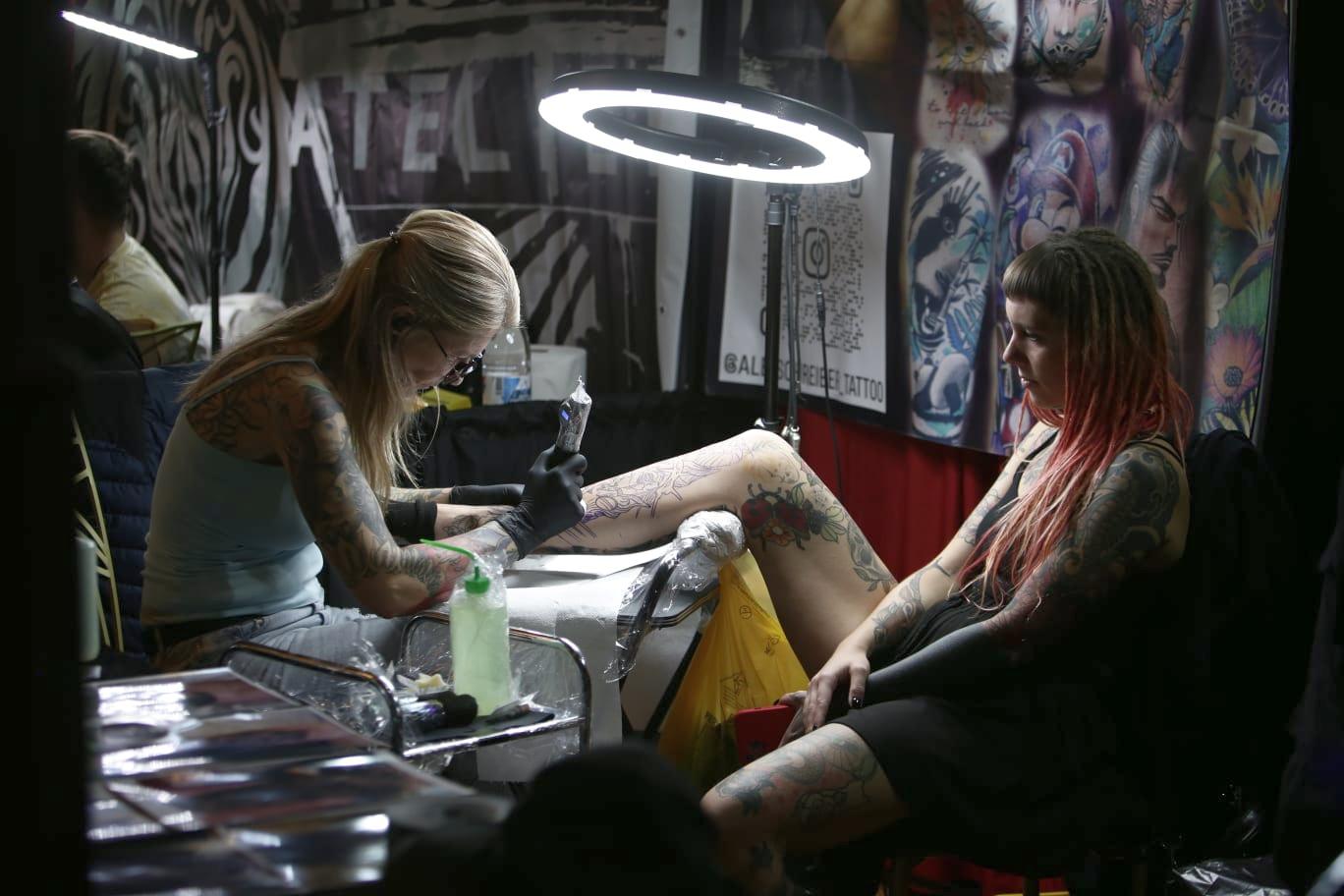 120 de tatuatori din întreaga lume au ajuns la București. Sesiuni de tatuare live, concerte și artă pe piele | FOTO