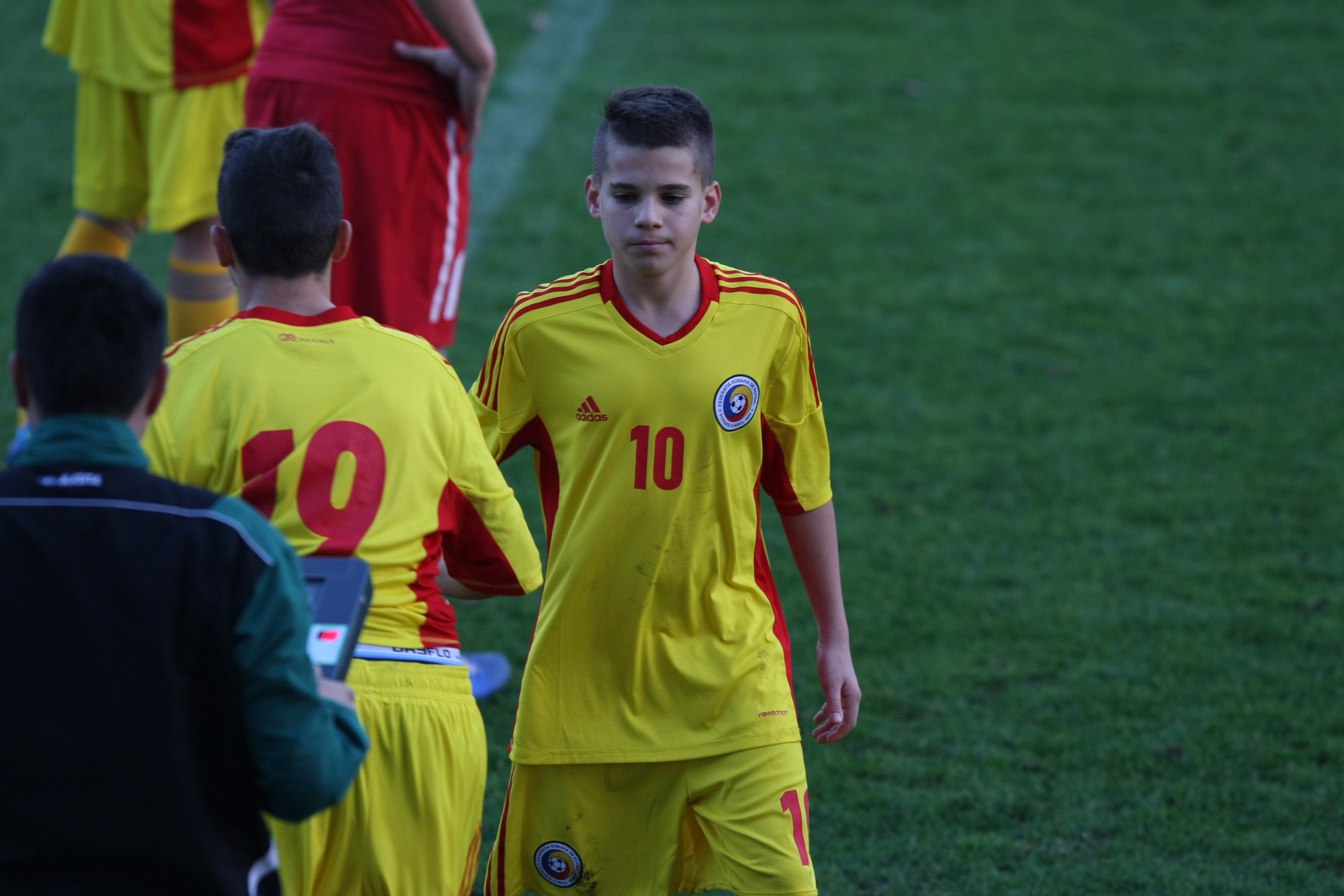 România U 17 - Cehia U 17, 1-2 la turneul din Andorra. Ianis Hagi, pasă de gol, a fost tăvălit bine