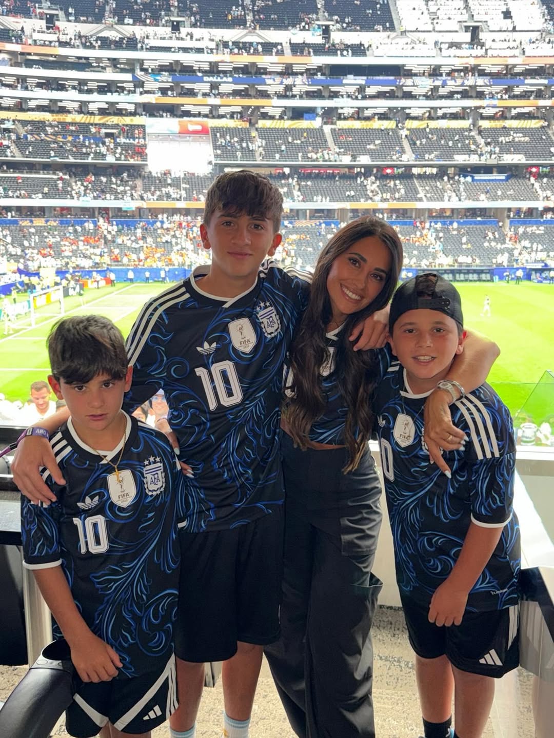 Imagini rare cu familia lui Messi. Soția și copiii îl susțin la fiecare meci: „Ce privilegiu este să te văd făcând istorie
