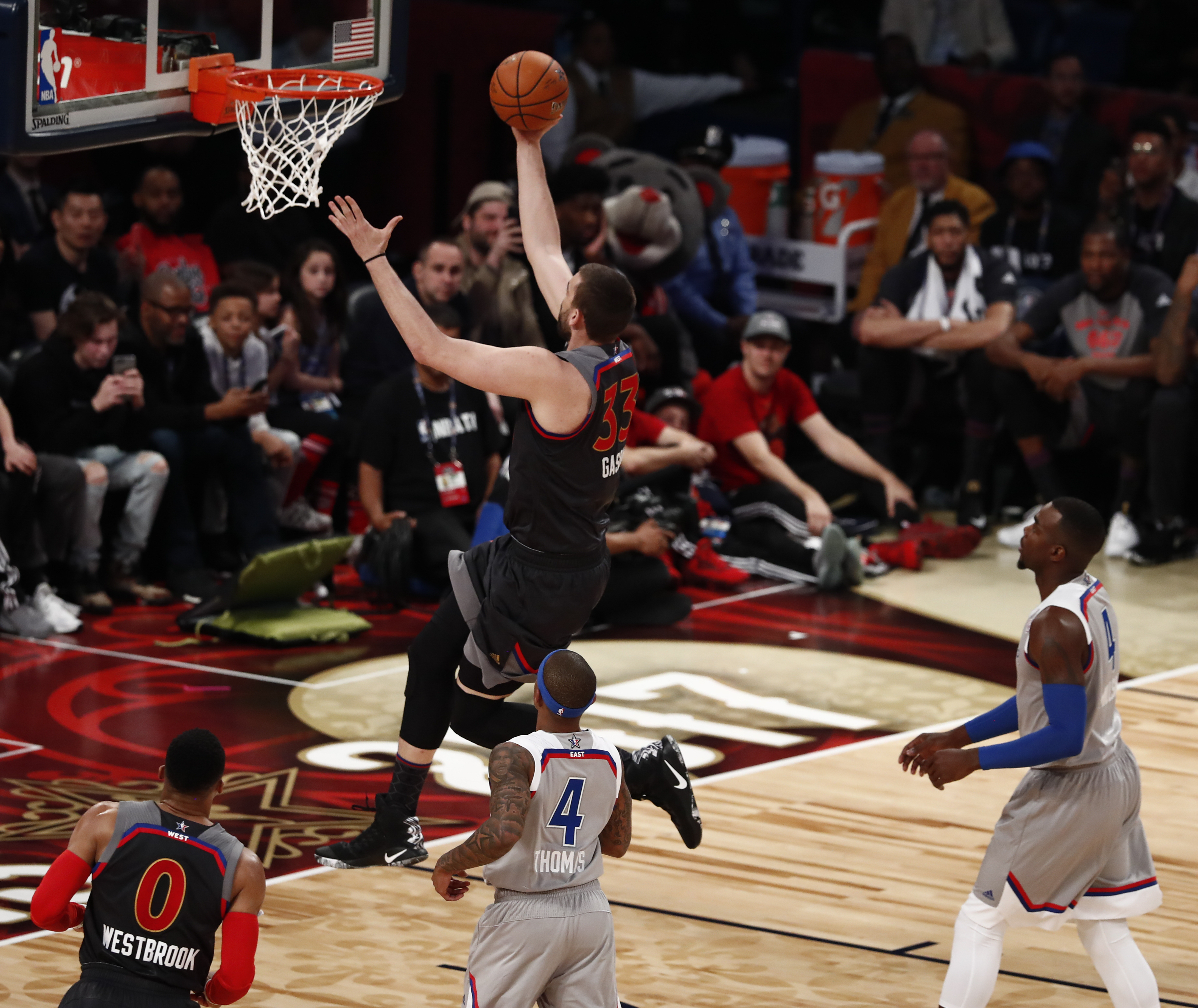 Amintirile lui Marc Gasol despre România. ”Unde e capacul de WC? Unde e capacul de WC”. Povești de la Ploiești. Întâlnirea celui mai bine plătit jucător european din NBA cu idolul său. Ibericul e la Cluj-Napoca