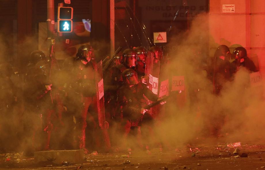 Violențe în Barcelona, după ce sute de mii de oameni au făcut grevă generală. Centrul orașului, scena confruntărilor dintre poliție și separatiști | VIDEO