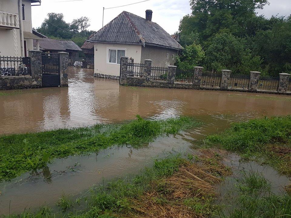 Inundații în Sighetu Marmației. Zeci de persoane, evacuate din calea apei