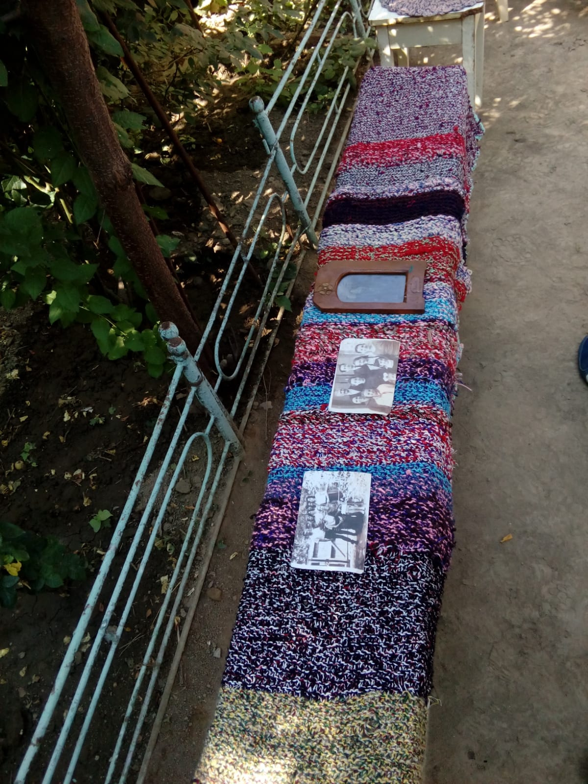 O femeie din Galaţi care împlineşte o sută de ani a fost sărbătorită de autorităţi în curtea casei/ FOTO