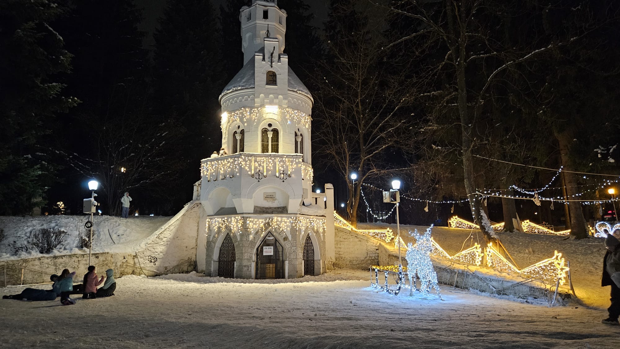 Vatra Dornei este pregătită pentru sfârșitul de an. Orașul-stațiune are hotelurile pline, pârtiile deschise și prețuri accesibile | REPORTAJ
