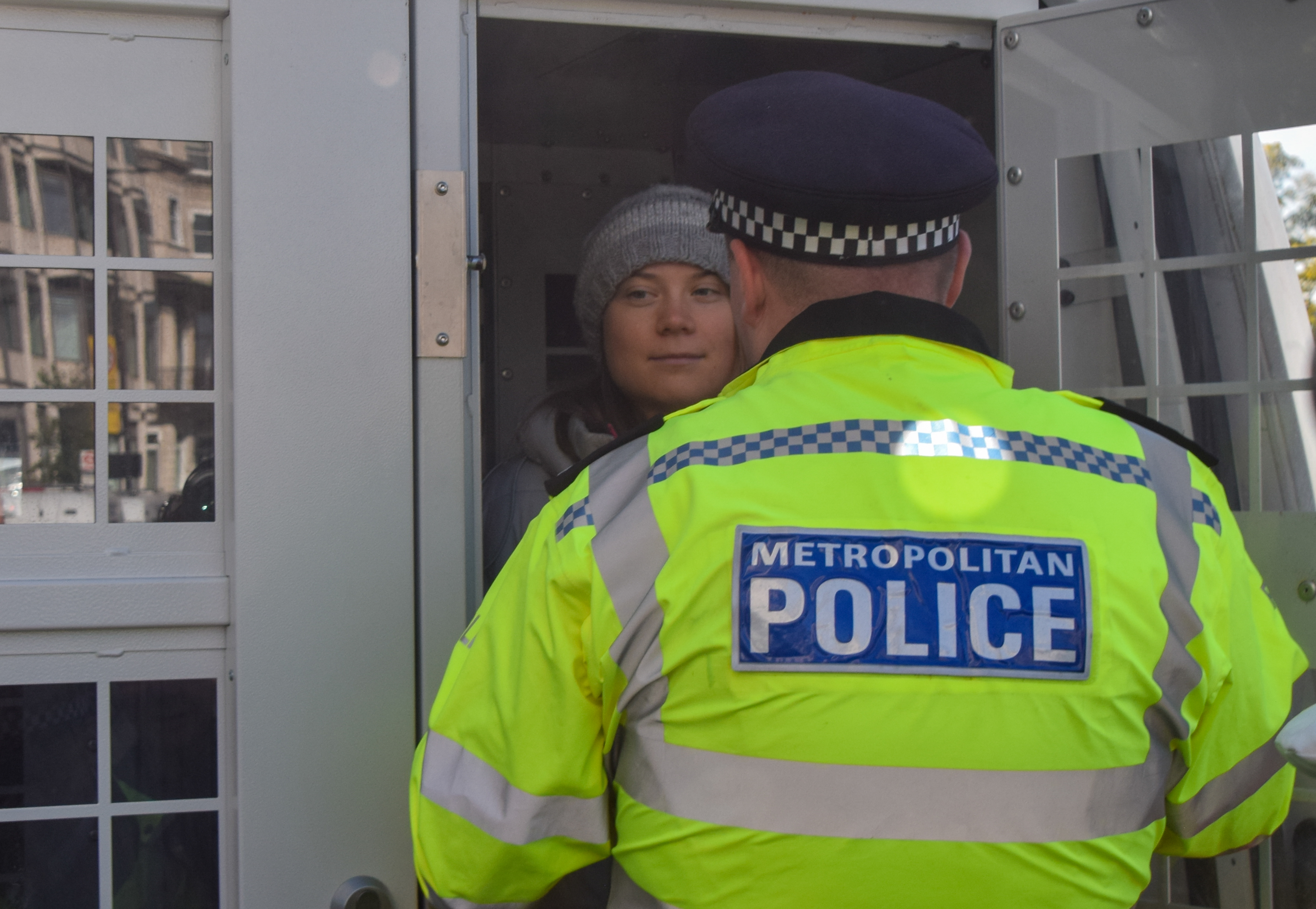 Activista Greta Thunberg, reținută și luată cu duba de poliție în timpul unui protest la Londra