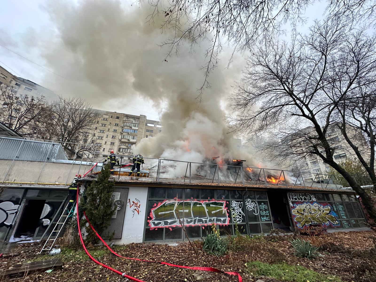 Incendiu la restaurantul dezafectat Mărul de Aur, de pe Calea Victoriei. Pompierii luptă cu flăcările