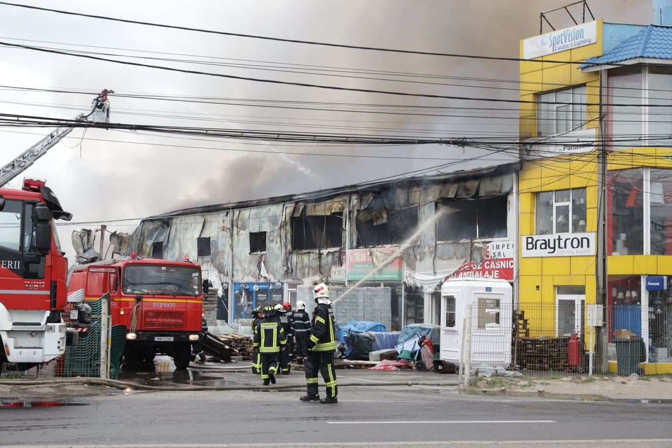 FOTO&VIDEO / Incendiu violent la un depozit de mase plastice și vopseluri de lângă București. Trei persoane au ajuns la spital