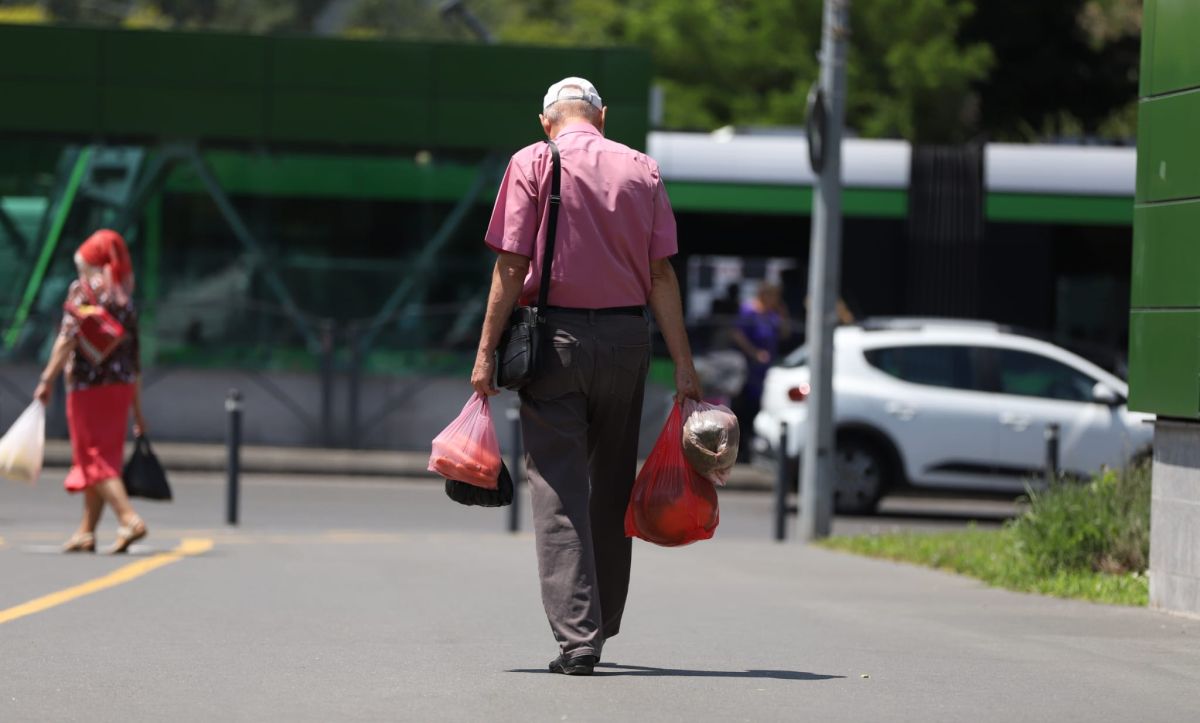 Castraveții românești sunt mai ieftini la supermarket decât la piață. Legumicultorii lasă marfa pe câmp, neculeasă, din cauza prețurilor prea mici