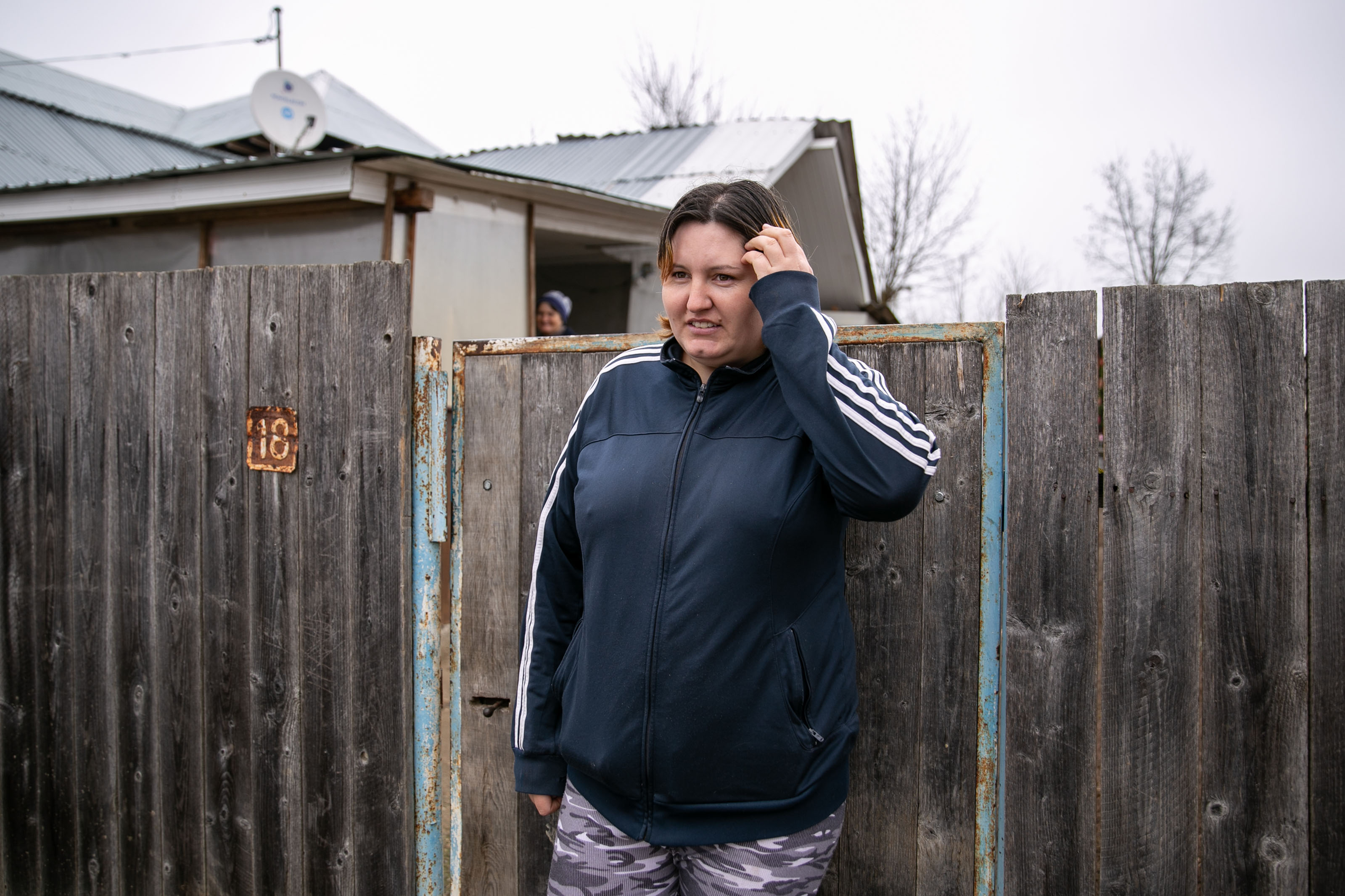 Povestea din spatele fotografiei cu copiii duși cu căruța la școală: puștii stau fără părinți, școala nu-i ajută cu microbuzul, iar unchiul se descurcă cum poate