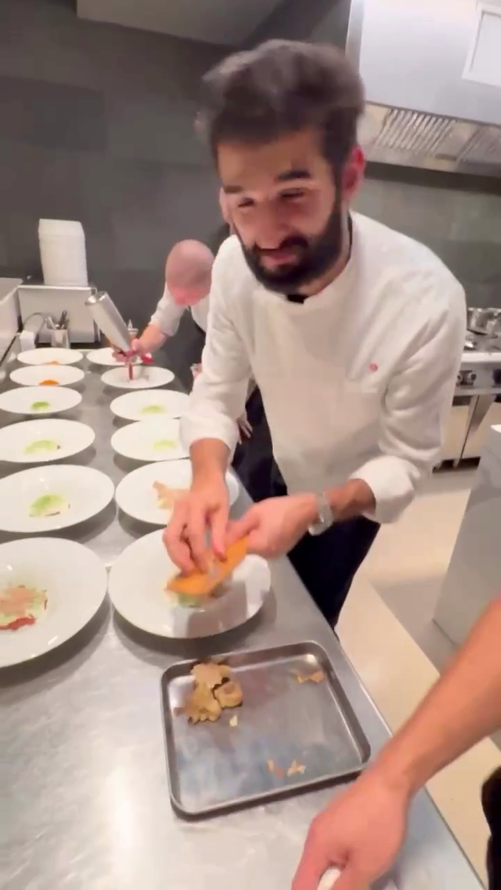 Un român a gătit o trufă la o cină exclusivistă de 10.000 de euro, într-un restaurant cu o stea Michelin, din Italia