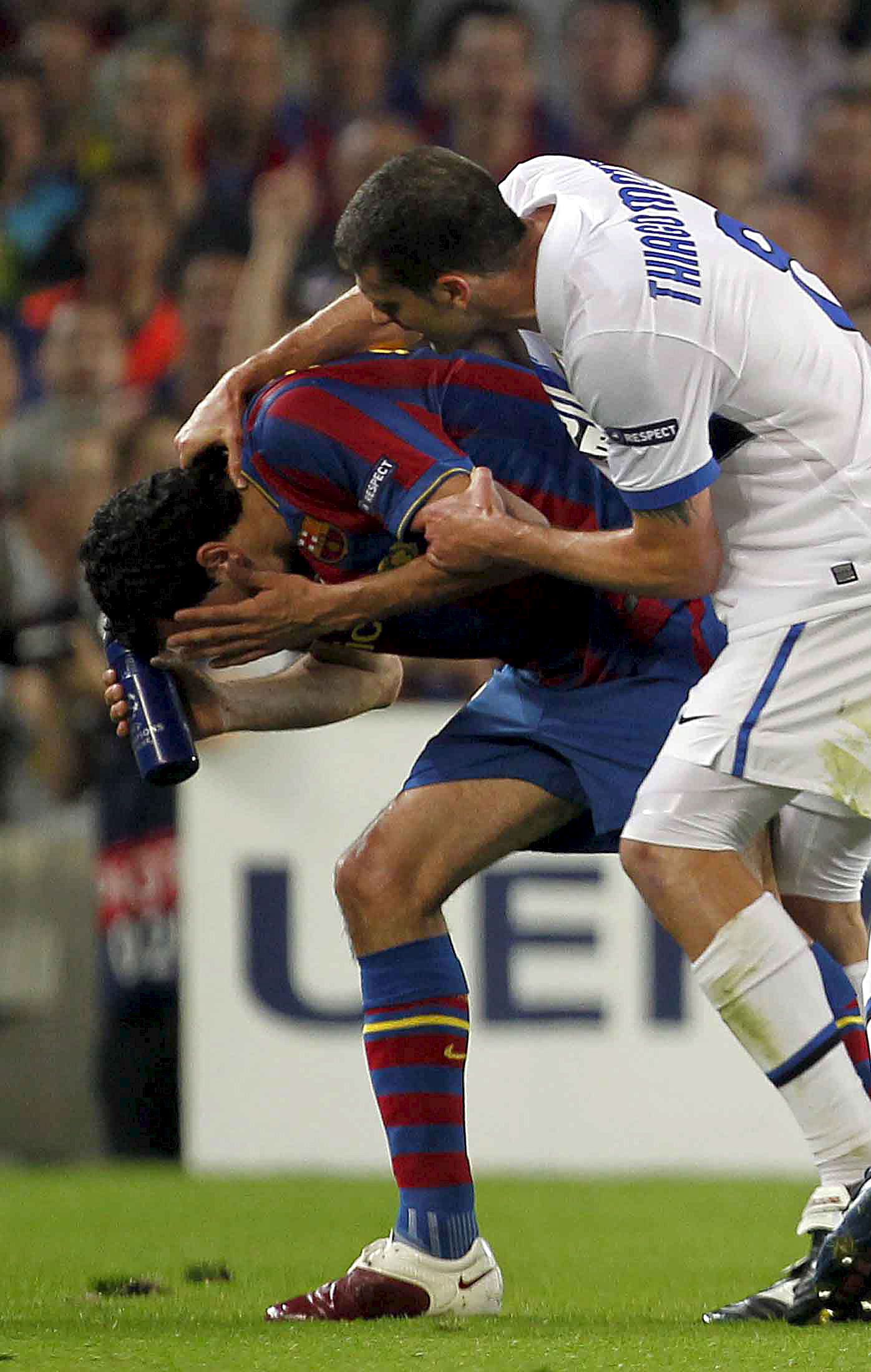 Femeie rămasă infirmă din cauza unei petarde aruncată pe ”Camp Nou”. Chivu, martor / FOTO