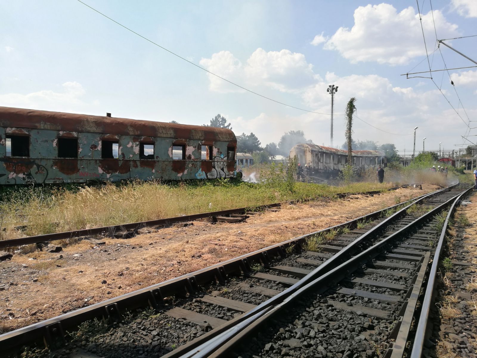 UPDATE: Incendiu în Gara Basarab, la un vagon dezafectat. Pompierii au stins flăcările - FOTO