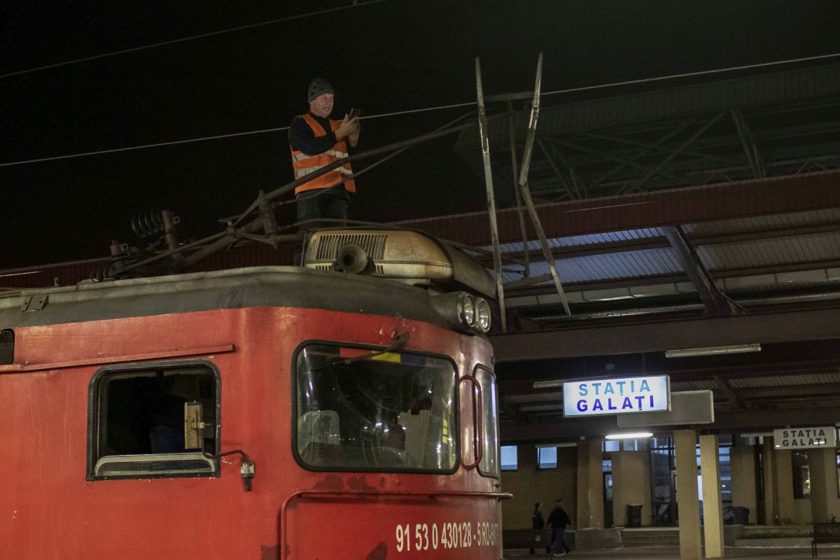 Impact violent în gara din Galați între o locomotivă și trenul la care urma să fie cuplată. O femeie, conductorul trenului, a murit la spital